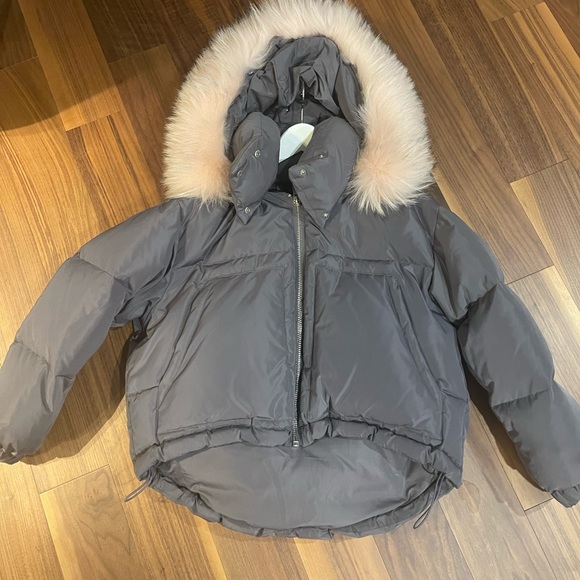 Beautiful grey short puff winter coat. - Picture 1 of 5